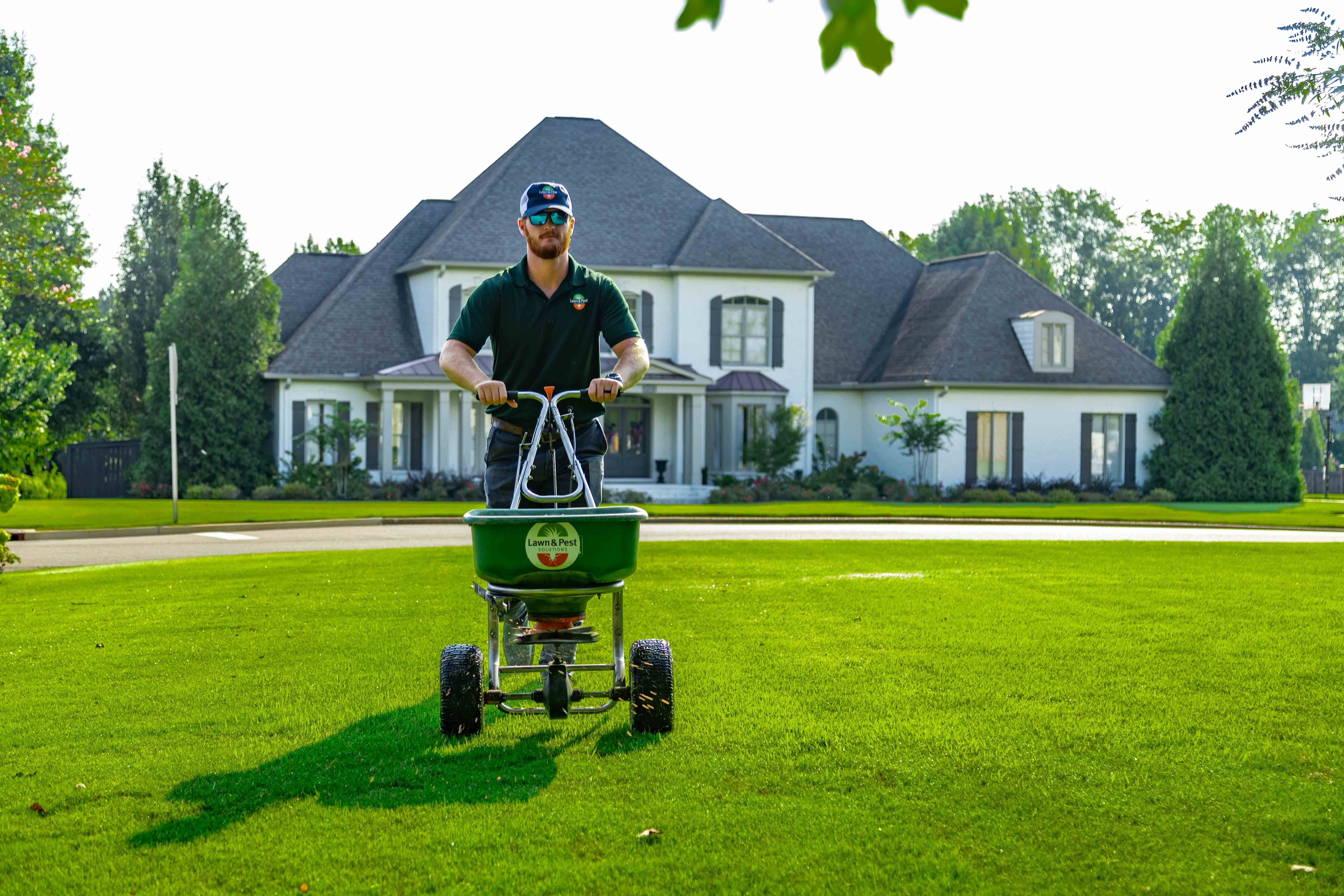 nice lawn care technician crew green grass spreader treatment granular fertilizer 2